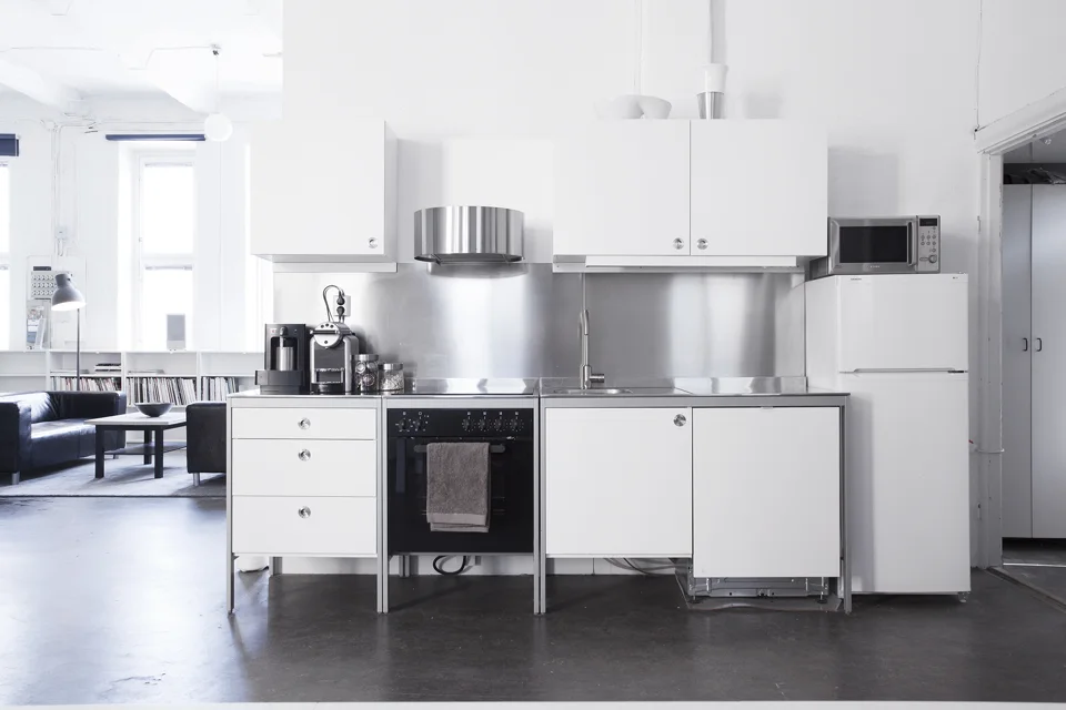 Kök med matplats i anslutning till loungen