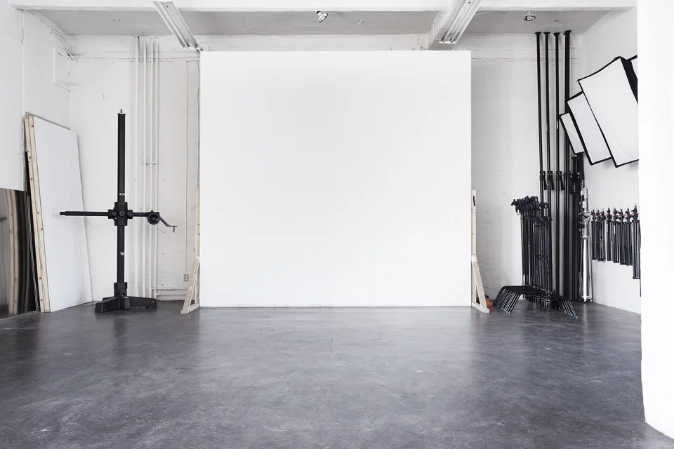 Studions arbetsyta och ljusutrustning